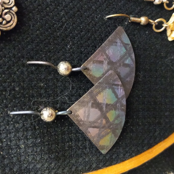 10 pairs of assorted costume earrings. Made from various materials. - Picture 9 of 11